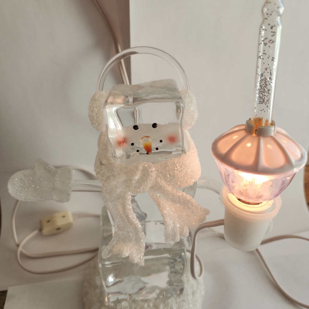 2004 Nostalgic Snowman Ice Cube Acrylic Lamp with Glitter Light Bulb